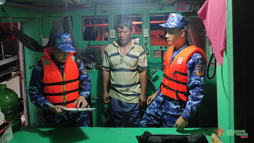 View - 	Bộ tư lệnh Vùng Cảnh sát biển 4 bắt giữ tàu vận chuyển dầu DO